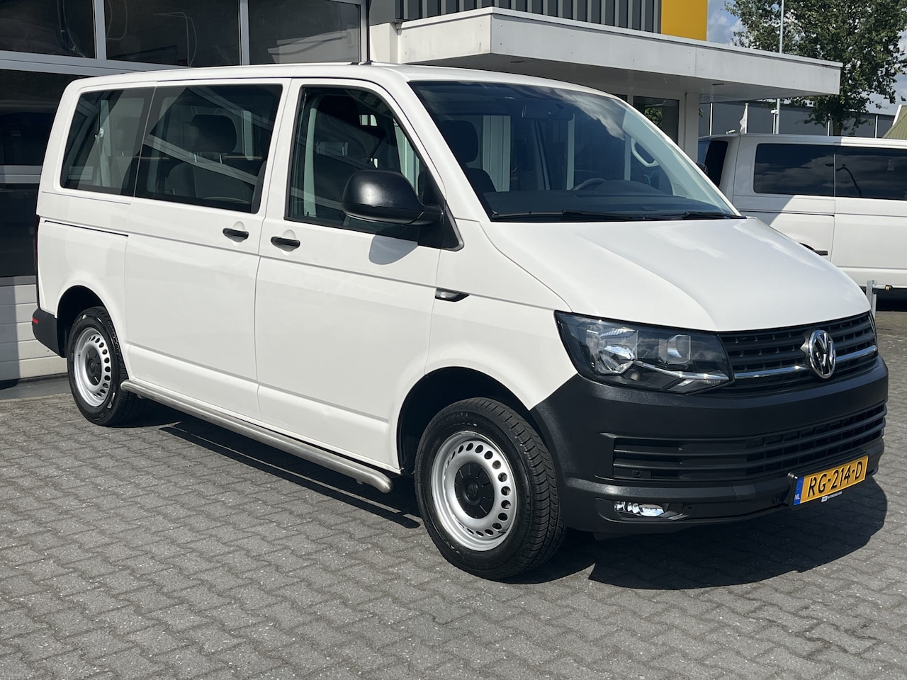 Volkswagen Transporter Kombi - 8-persoons 2.0 TDI L1H1 BTW en BPM vrij Airco Cruise control Trekhaak PDC 1e eigenaar Euro - AutoWereld.nl