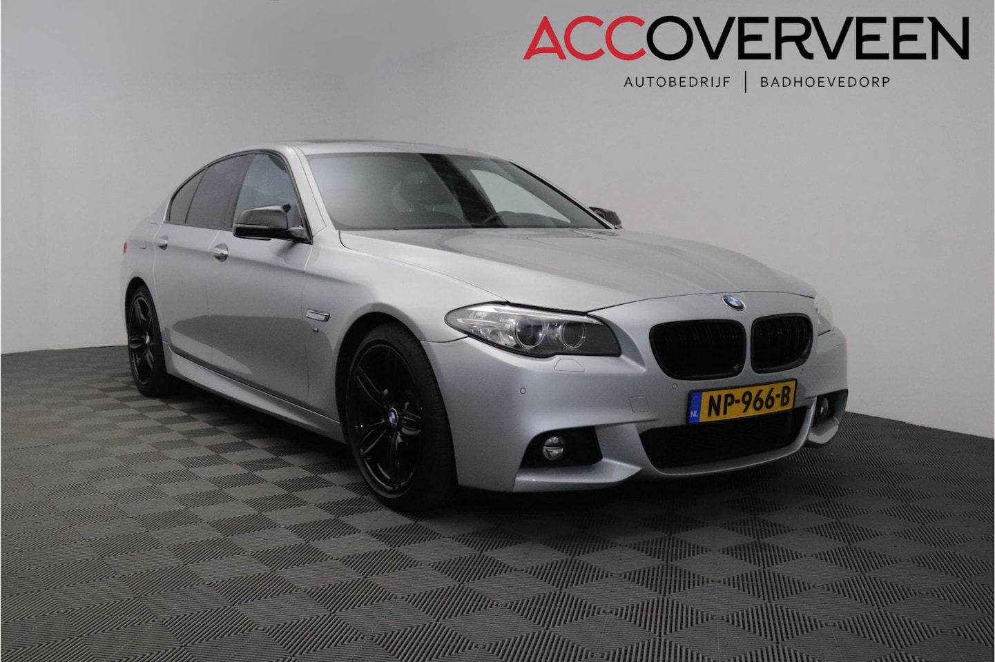 BMW 5-serie - 520i M Sport AUTOMAAT | Leer | Panoramadak | LED - AutoWereld.nl