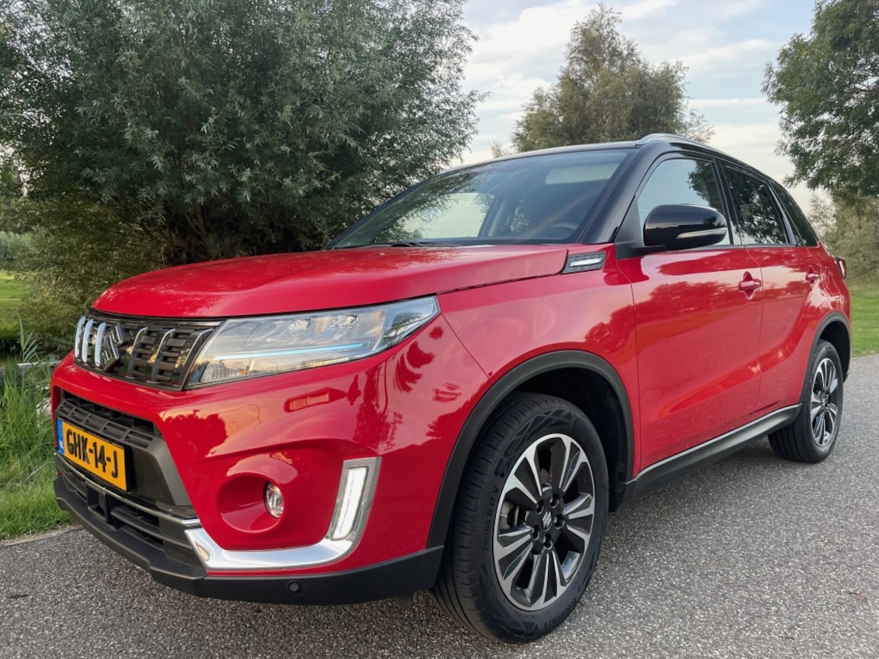 Suzuki Vitara - 1.5 Hybrid Style AllGrip 4WD Navi/camera/Half Leer/Alcantara/fab - AutoWereld.nl