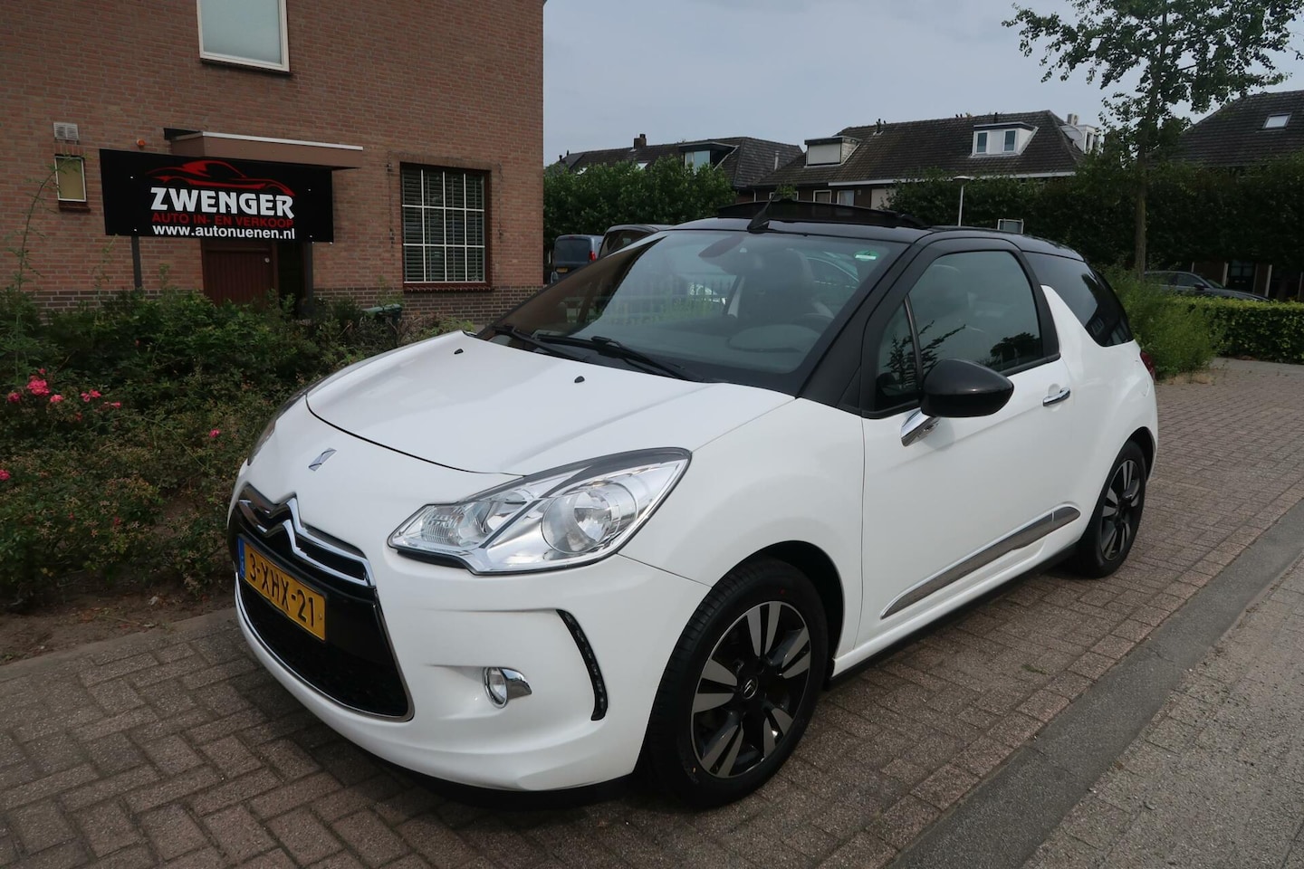 Citroën DS3 Cabrio - 1.2 VTi Cabriolet|NAVIGATIE|TREKHAAK|BLUETOOTH|CRUISECONTROL|GOED ONDERHOUDEN - AutoWereld.nl