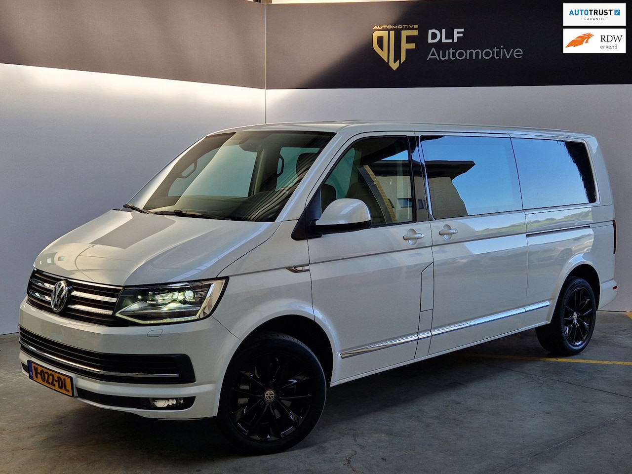 Volkswagen Transporter Caravelle - 2.0 TDI L2H1 DC Highline - AutoWereld.nl