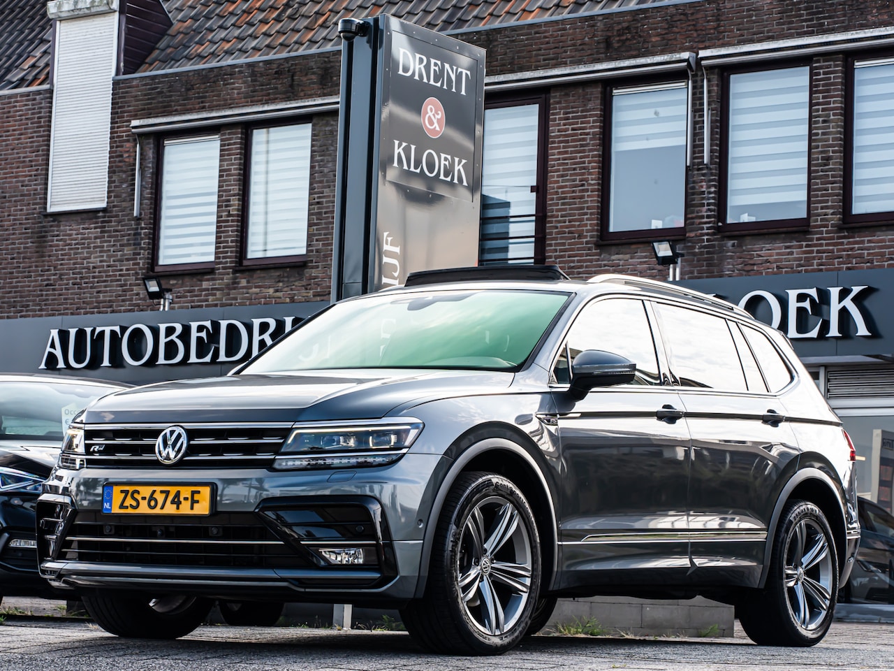 Volkswagen Tiguan Allspace - 1.5 TSI Highline R-line 7p. ORG NL PANO TREKHAAK 360 CAMERA VIRTUAL DASH 117000KM!! - AutoWereld.nl