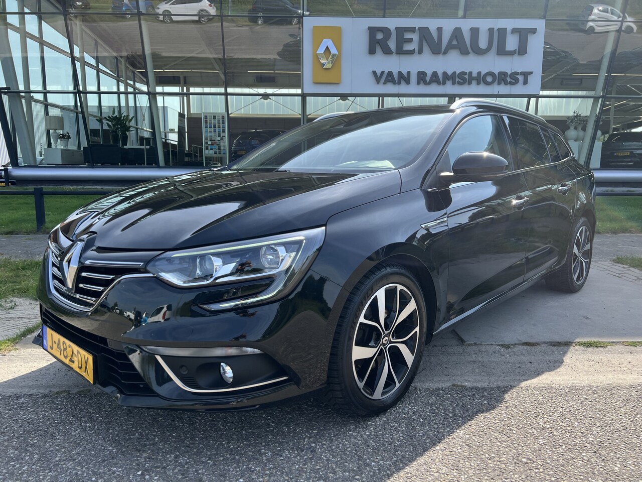 Renault Mégane Estate - 1.5 Blue dCi Bose / Automaat / Trekhaak / Camera / Apple Carplay - Android Auto / Keyless - AutoWereld.nl