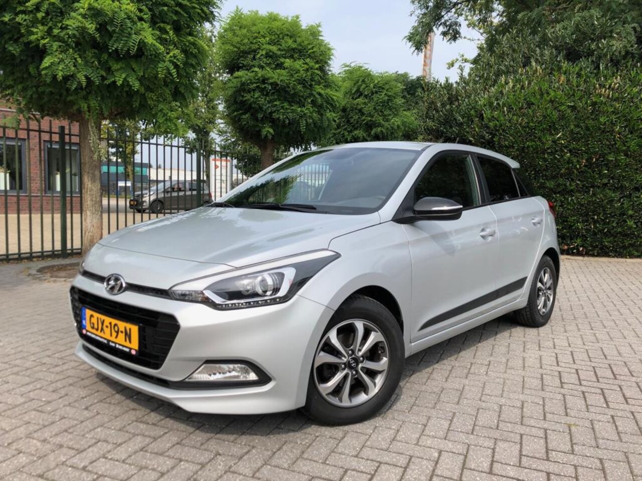 Hyundai i20 - 1.2, 4 cil. AIRCO, Cruise Control, Led, Parkeersensoren, Privacy Glas, Stoel- & Stuurverwa - AutoWereld.nl