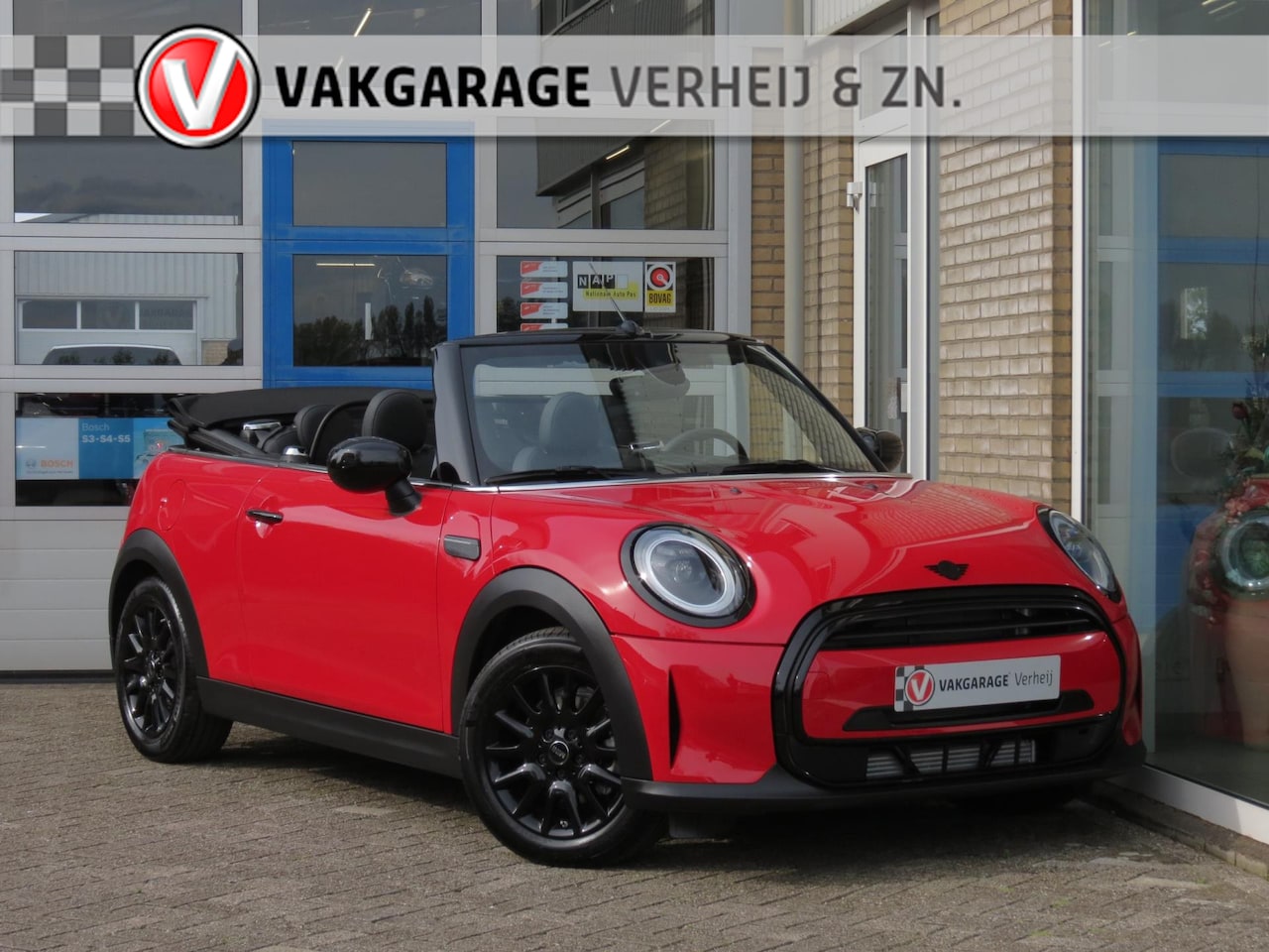 MINI Cabrio - Mini 1.5 Cooper BlackPack|Car-Play Navi|Vol Leder|LED|Clima|Stoelverw. - AutoWereld.nl