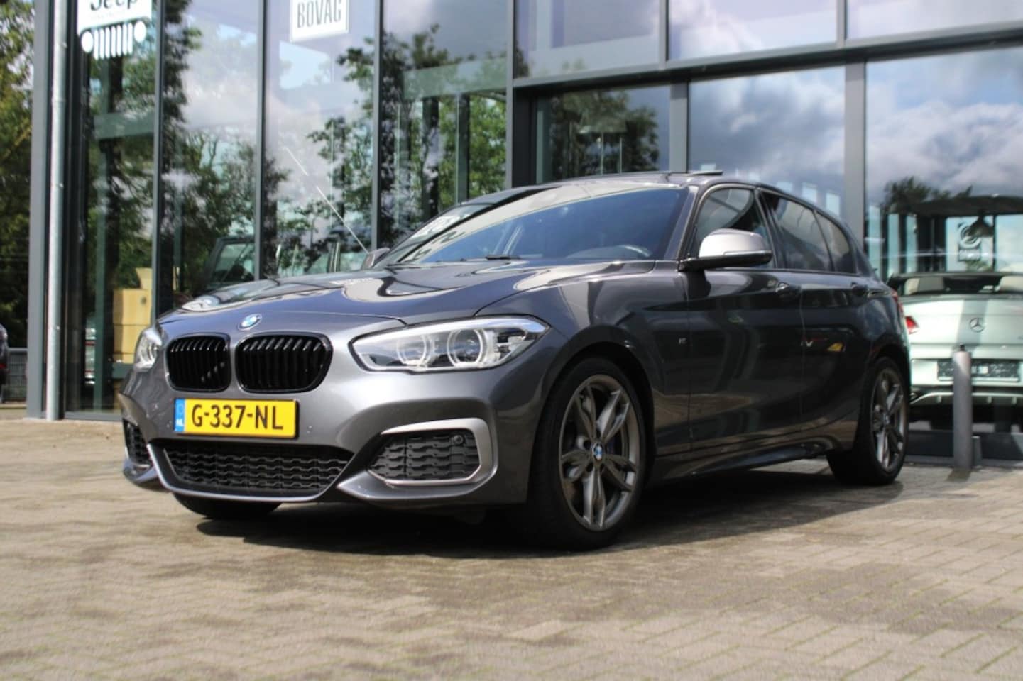 BMW 1-serie - M135I XDRIVE Adapt. LED Schuifdak, Lane Assist, Camera. 79.350 K - AutoWereld.nl