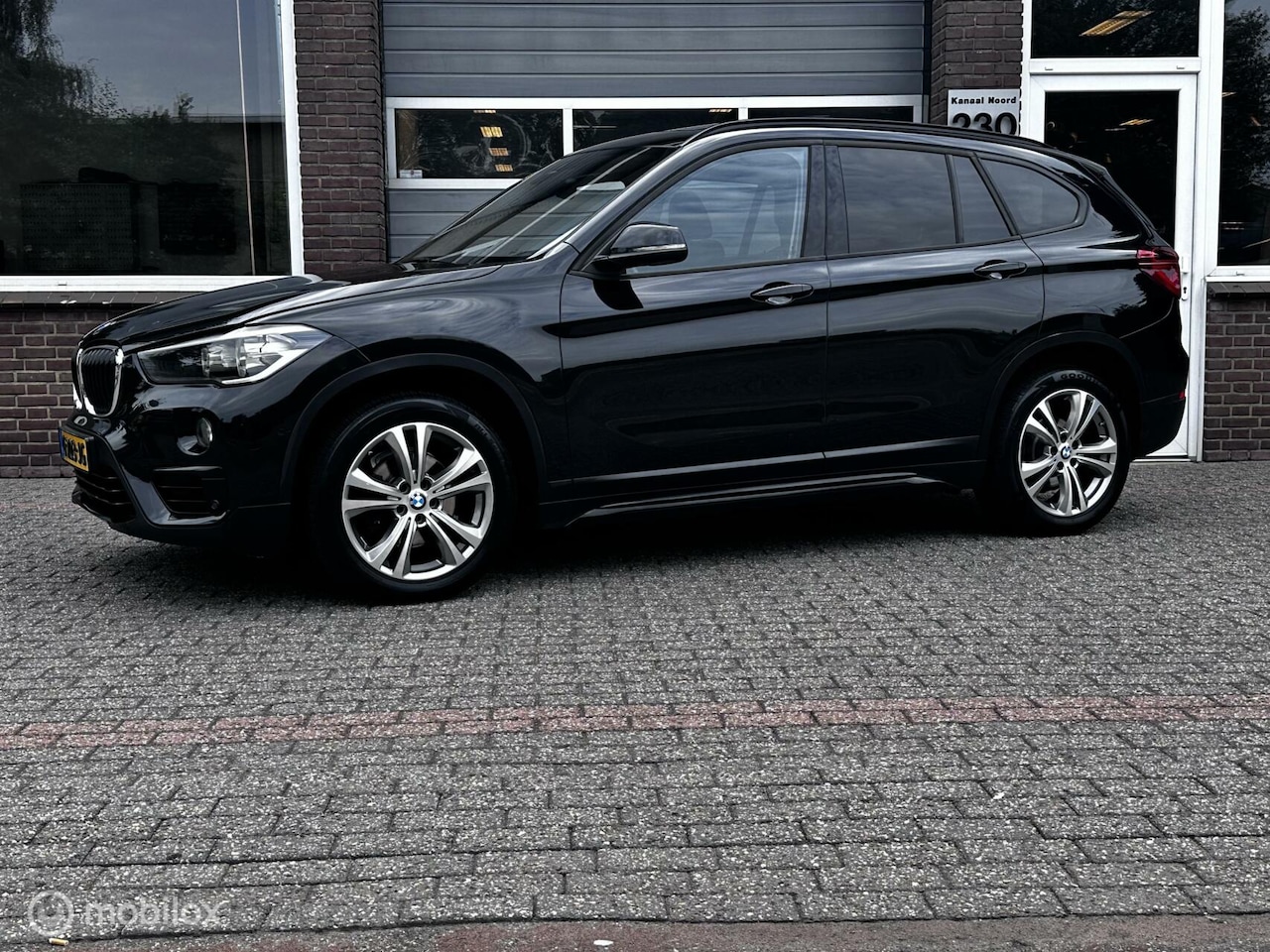 BMW X1 - sDrive18i High Executive AUT PANO/AIRCO/CRUISE/NAVI - AutoWereld.nl