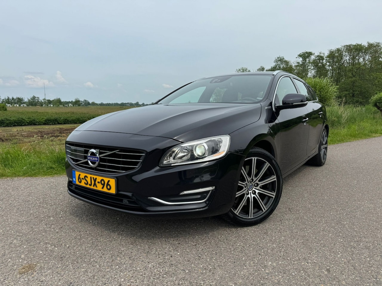 Volvo V60 - 2.4 D6 AWD Plug-In Hybrid Summum / Airco / Navigatie / Camera / Leder elektrische voorstoe - AutoWereld.nl