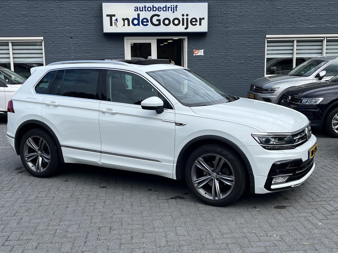 Volkswagen Tiguan - 1.4 TSi R-line | NAV. | PANORAMA | ERGO ACTIVE | NL-AUTO | - AutoWereld.nl