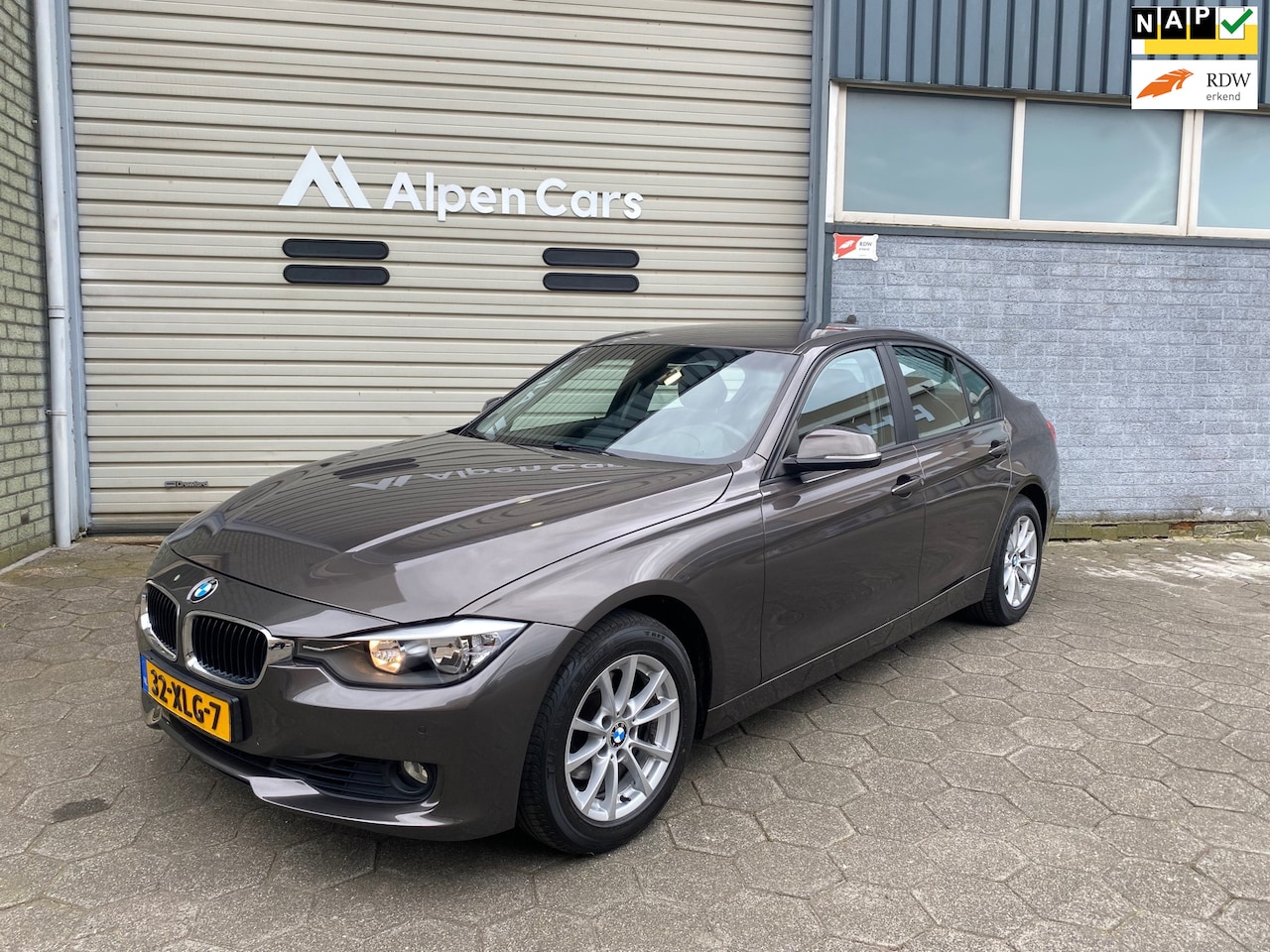 BMW 3-serie - 320i Executive Automaat / 184 PK / NAVI / Cruise controle / Airco / APK 29-08-2025 - AutoWereld.nl