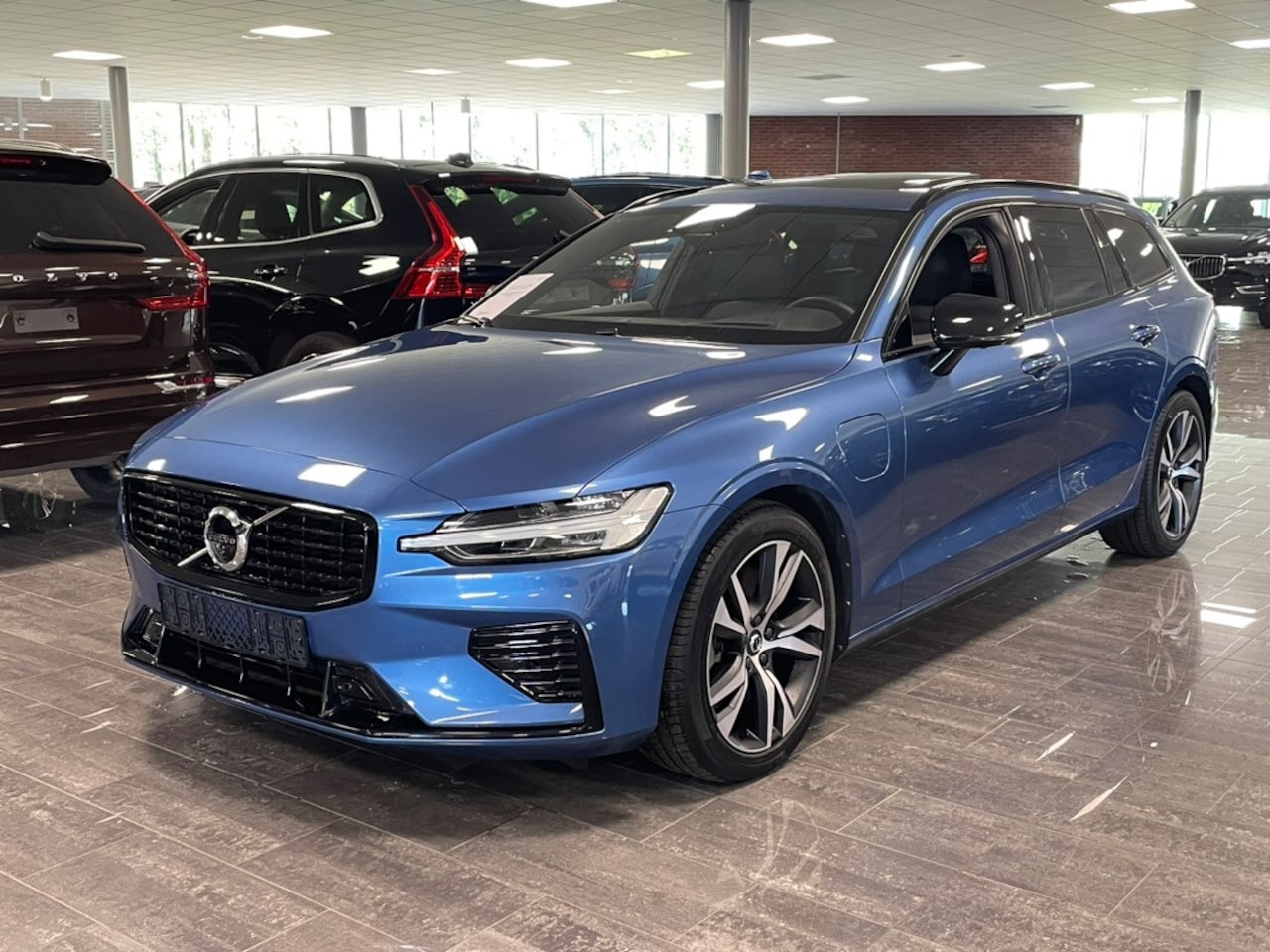 Volvo V60 - T8 AWD Recharge R-Design | Schuifdak | 360° Camera | Head-Up Display | Harman Kardon | Sto - AutoWereld.nl