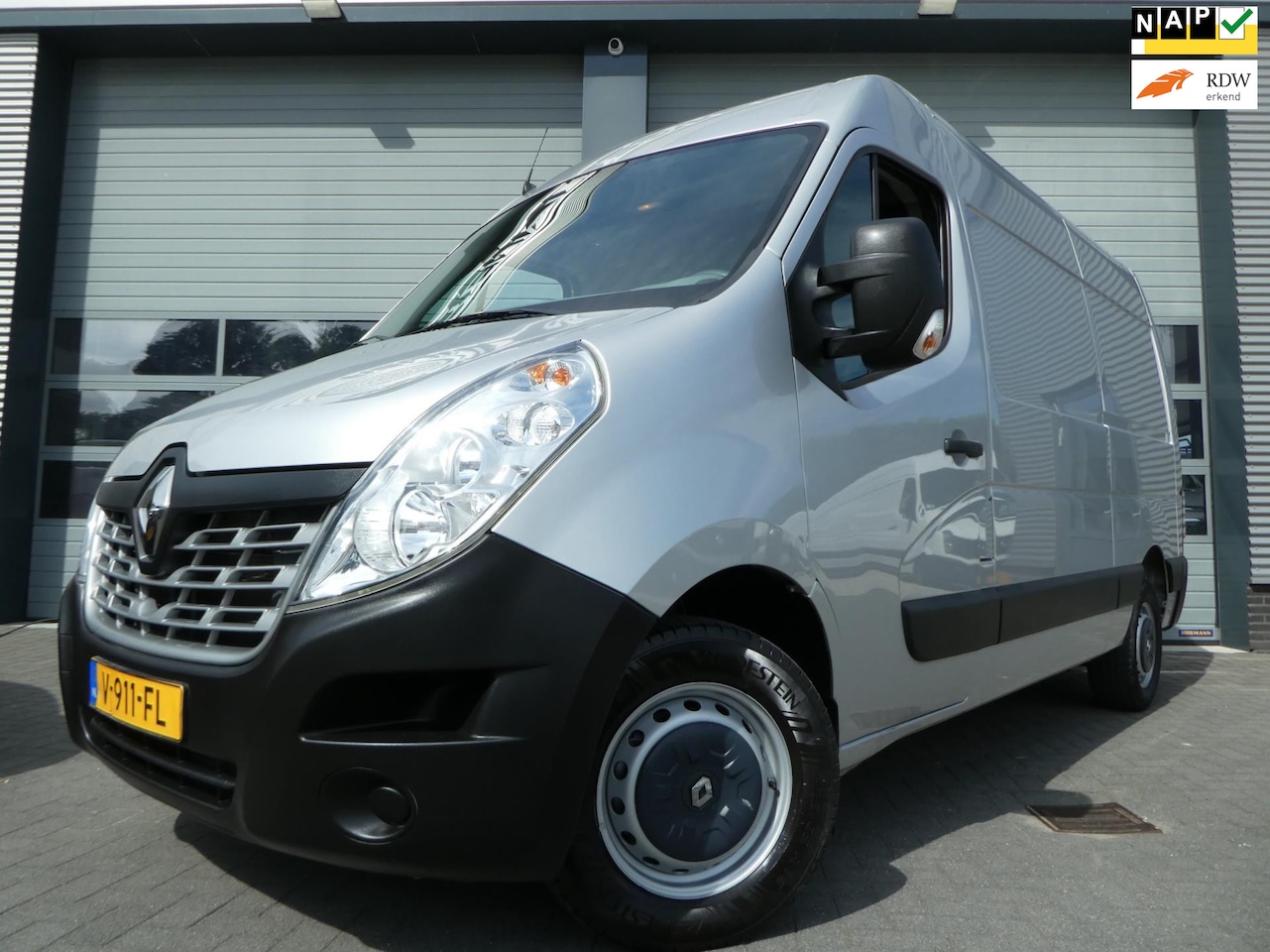 Renault Master - T35 2.3 dCi L2H2 airco navigatie 3 zits - AutoWereld.nl