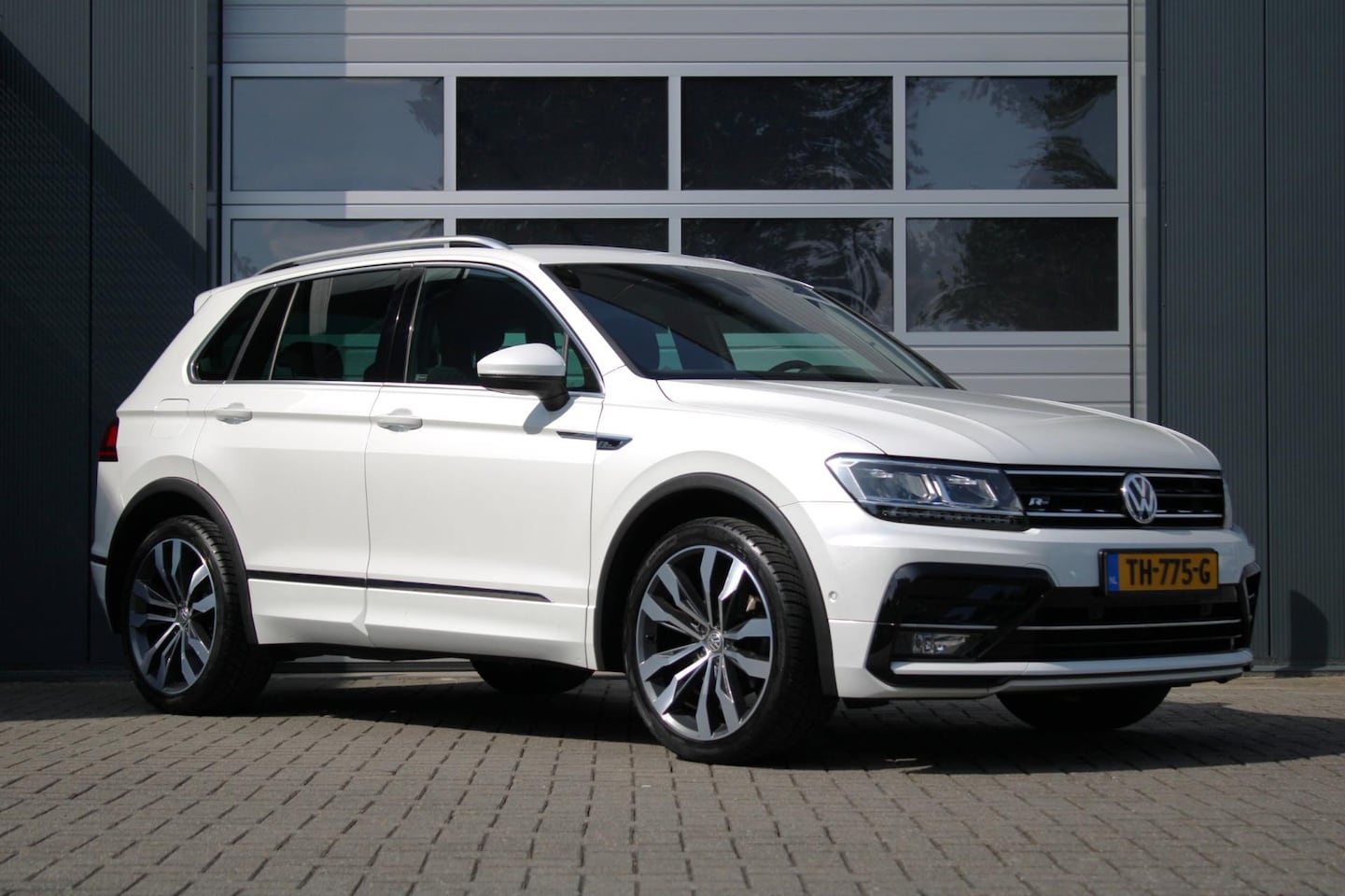 Volkswagen Tiguan - 1.4 TSI Comfortline Business R VirtualCockpit/AppleCarplay/Camera/Navi/Clima/Stoelverw/Key - AutoWereld.nl