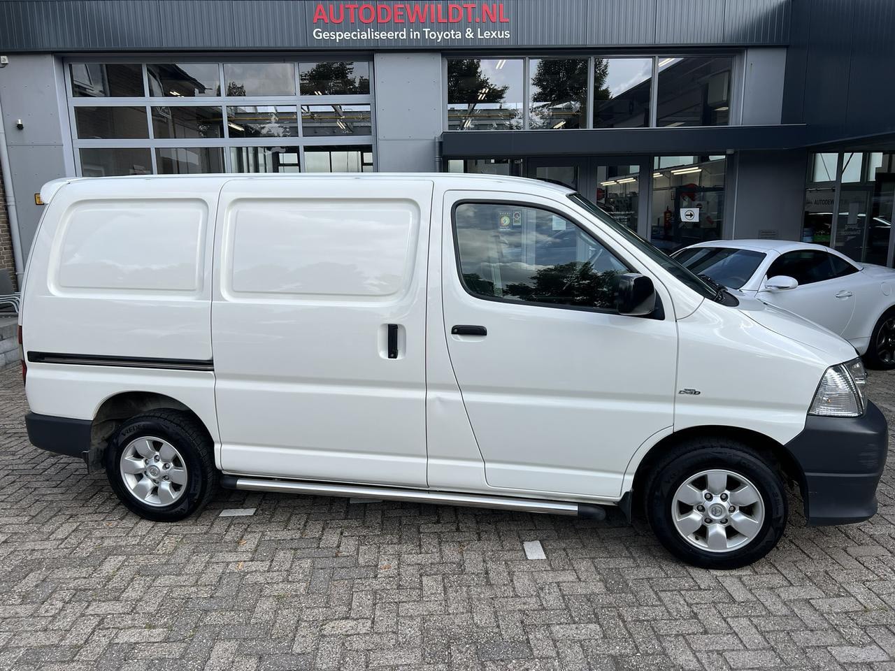 Toyota HiAce - 2.4 D-4D 95pk 3-persoons EURO5 + BOVAG - AutoWereld.nl