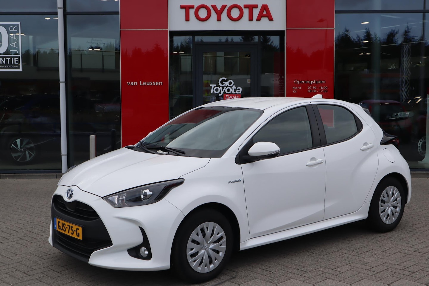 Toyota Yaris - 1.5 HYBRID ACTIVE 5-DEURS APPLE/ANDROID AD-CRUISE KEYLESS CAMERA REGENSENSOR GROOTLICHTASS - AutoWereld.nl