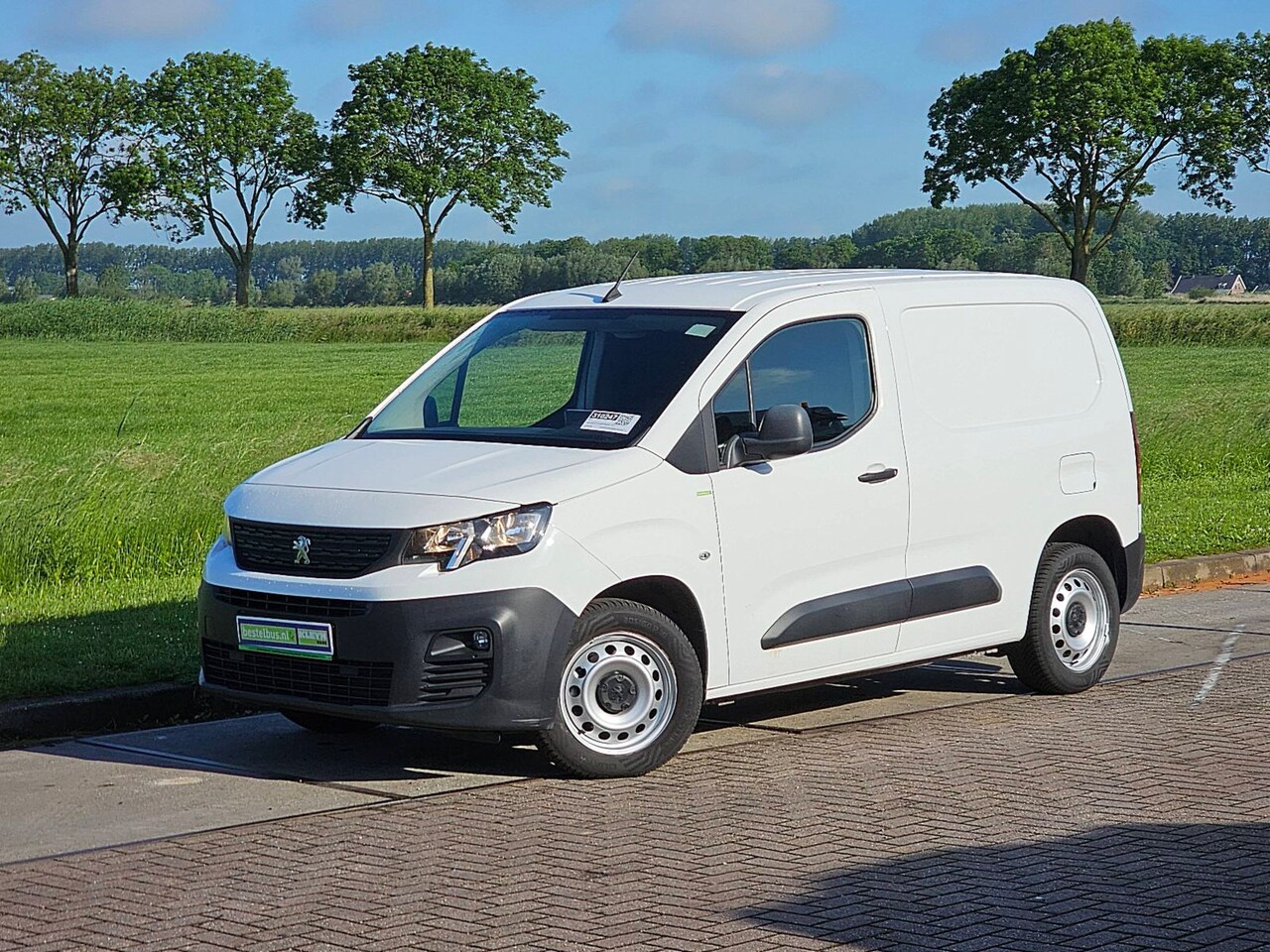 Peugeot Partner - 1.6 BlueHDI Premium airco, navi, pdc, trekhaak, zijdeur - AutoWereld.nl