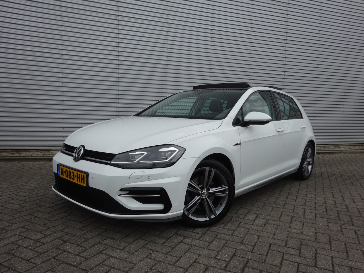 Volkswagen Golf - 1.4 TSI Highline R-Line Panoramadak / Virtual / Keyless / Led / Camera - AutoWereld.nl