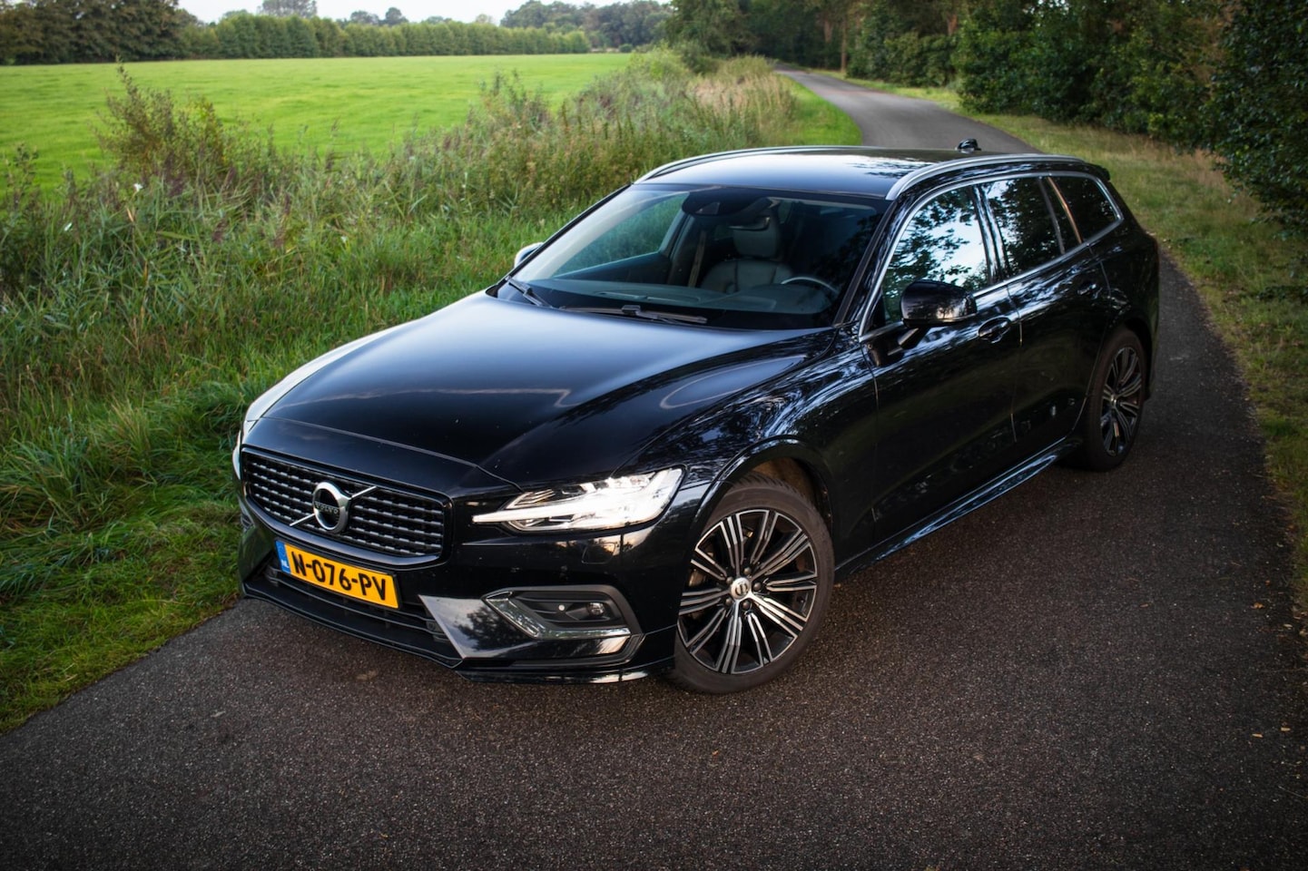 Volvo V60 - 2.0 D4 R-Design 2.0 D4 R-Design - AutoWereld.nl