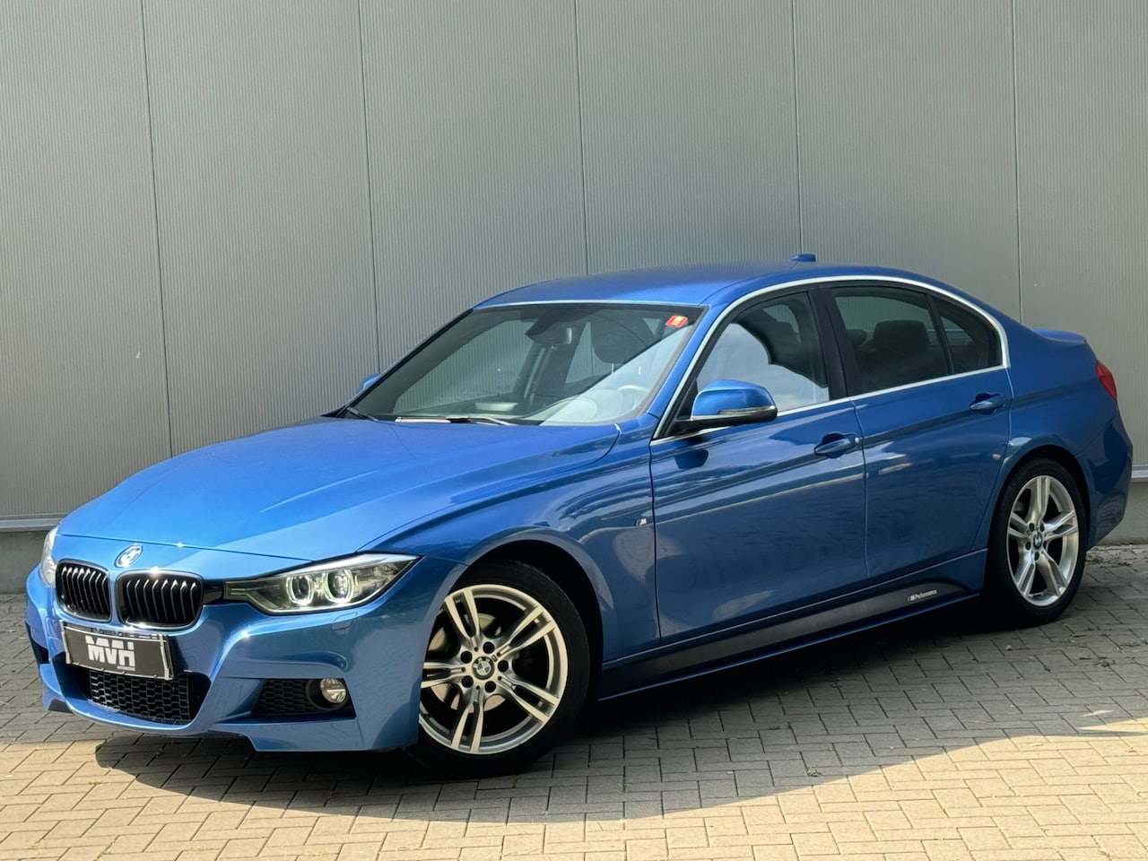 BMW 3-serie - 316i Executive - M-Pakket - Alcantara - MF Stuur - Grootbeeld Navigatie - Estoril Blauw - AutoWereld.nl