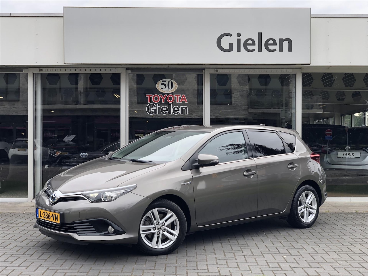 Toyota Auris - 1.8 Hybrid Dynamic Plus | Stoelverwarming, Navigatie, Licht + Regensensor, Parkeercamera, - AutoWereld.nl