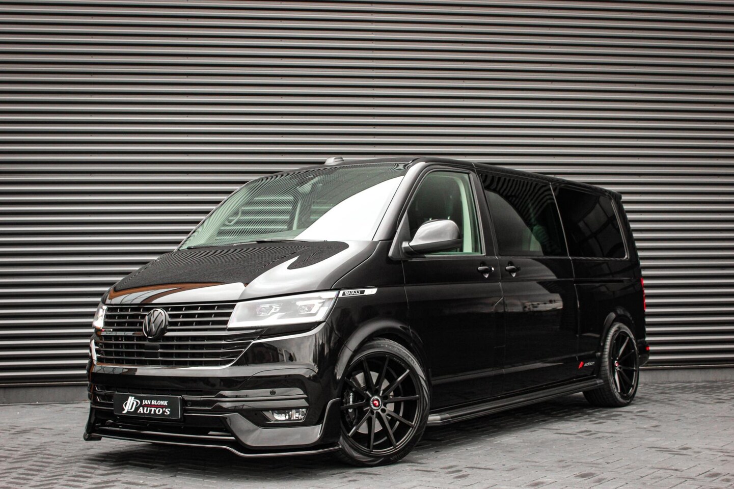 Volkswagen Transporter - 2.0 TDI L2H1 204PK / FULL OPTIONS / SPECIAL JB-EDITION / LEDEREN BEKLEDING / DUBBEL CABINE - AutoWereld.nl