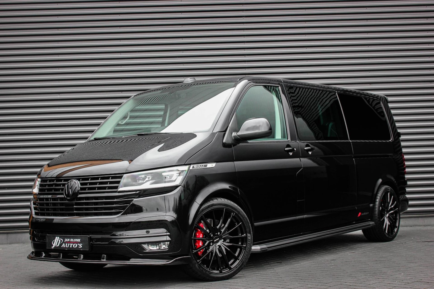 Volkswagen Transporter - 2.0 TDI L2H1 204PK BULLI FULL BLACK / JB- EDITION / 2X SCHUIFDEUR / VERLAGINGSVEREN / DUBB - AutoWereld.nl