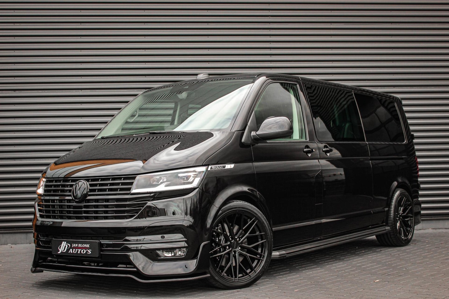 Volkswagen Transporter - 2.0 TDI L2H1 204PK DIRECT RIJDEN / JB- EDITION / 2X SCHUIFDEUR / 75EDITION / DUBBEL CABINE - AutoWereld.nl