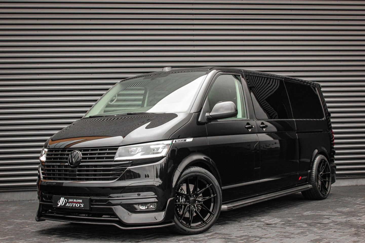 Volkswagen Transporter - 2.0 TDI L2H1 204PK DIRECT RIJDEN / JB- EDITION / 2X SCHUIFDEUR / BILSTEIN SCHROEFSET / DUB - AutoWereld.nl