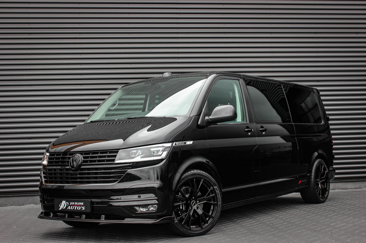 Volkswagen Transporter - 2.0 TDI L2H1 204PK BULLI FULL BLACK / JB- EDITION / 2X SCHUIFDEUR / VERLAGINGSVEREN / DUBB - AutoWereld.nl