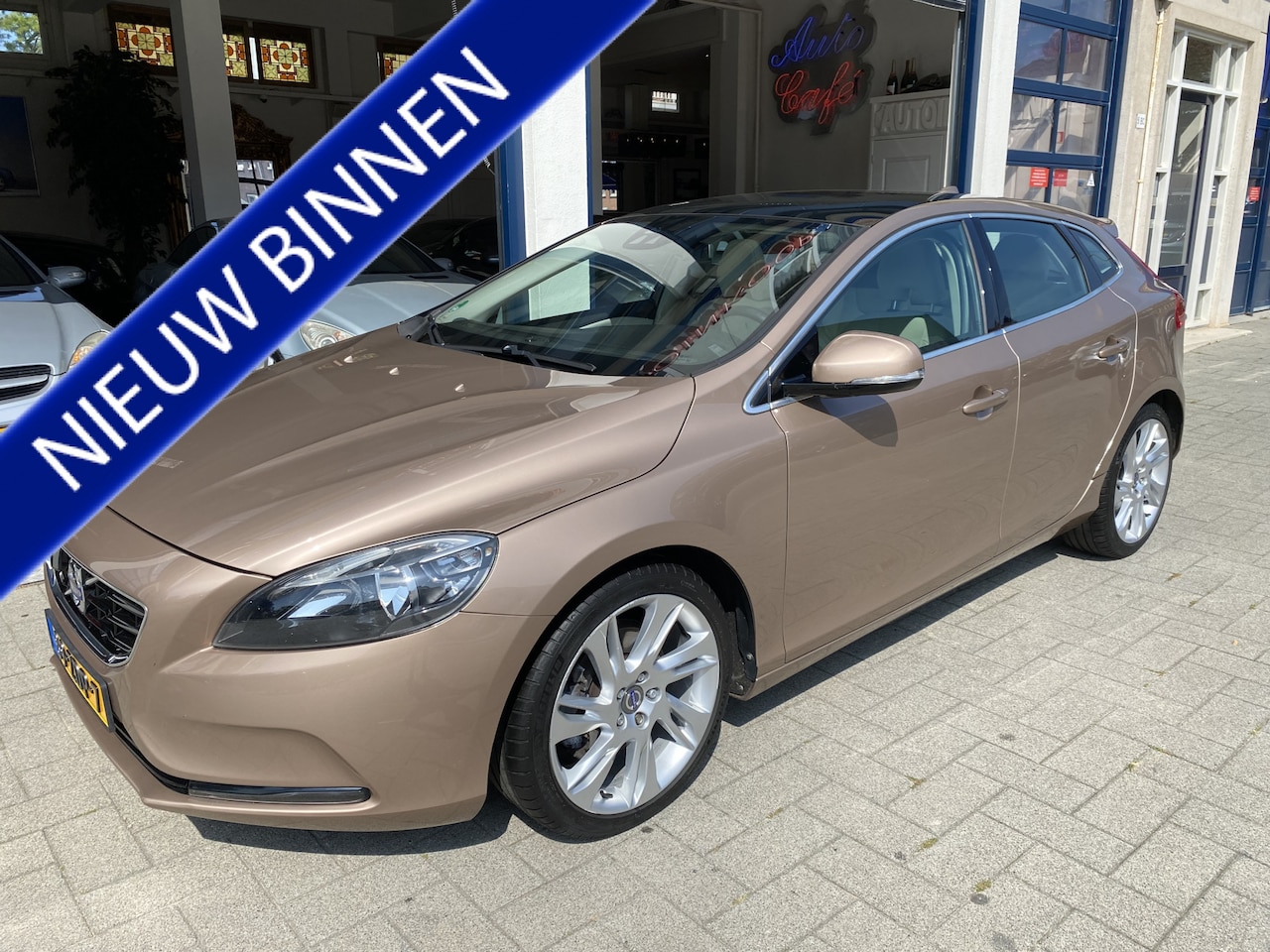 Volvo V40 - 1.6 T3 Momentum NL AUTO/PANO/NAVI/CAMERA/CLIMA - AutoWereld.nl