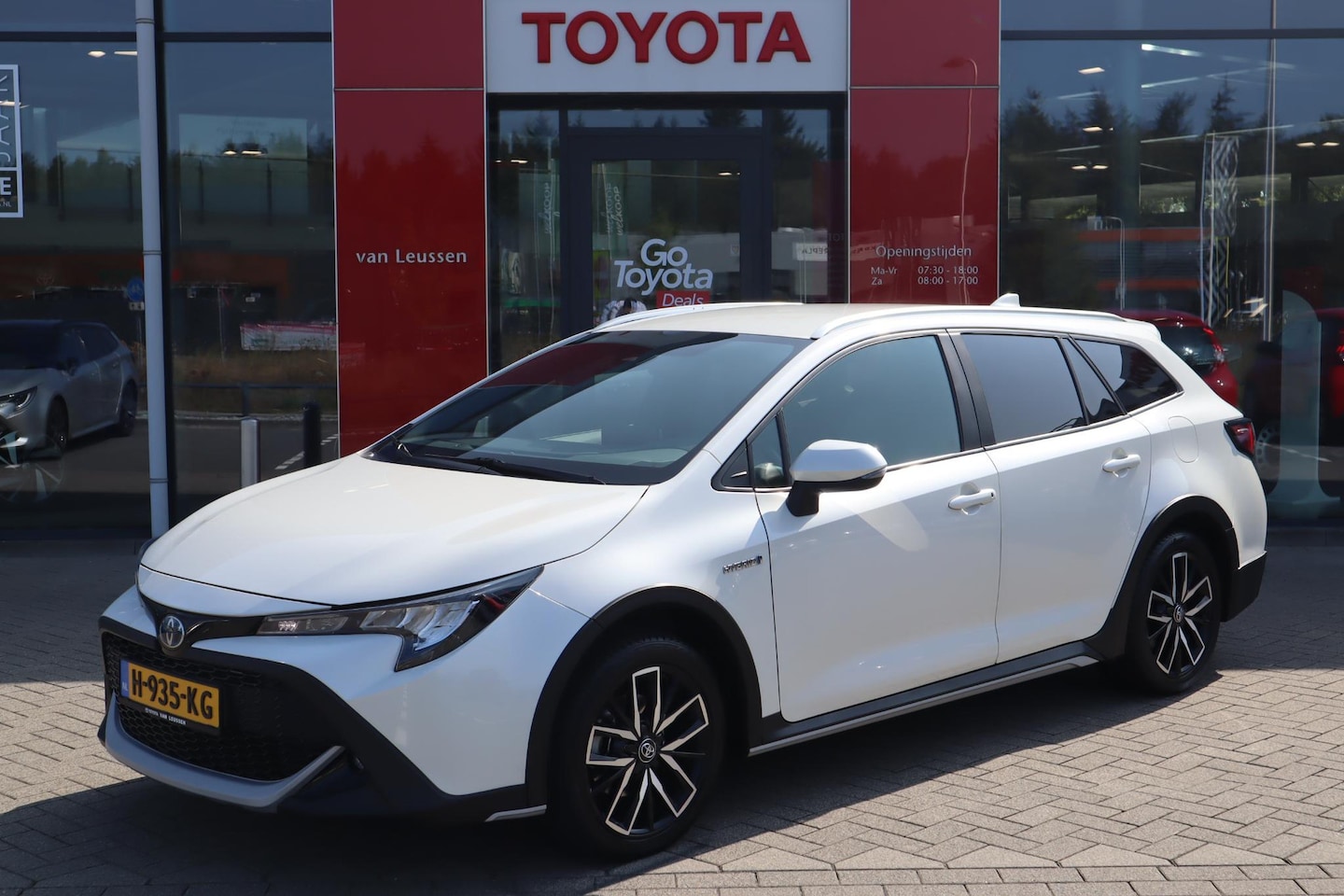 Toyota Corolla Touring Sports - 1.8 HYBRID TREK EL-ACHTERKLEP TREKHAAK DAB+ KEYLESS STOELVERW. NAVI AD-CRUISE PRIVACY GLAS - AutoWereld.nl