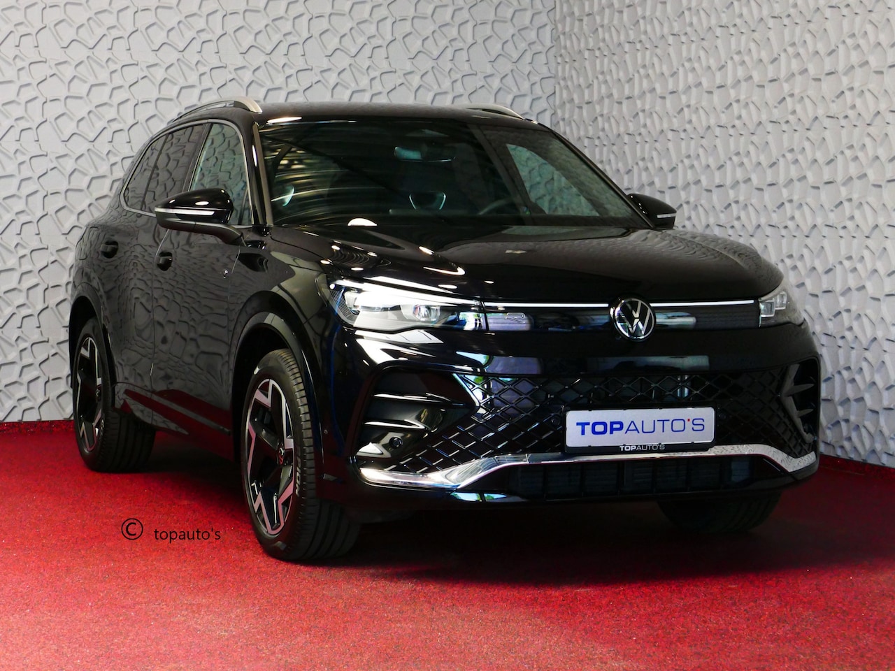 Volkswagen Tiguan - 1.5 eTSI R-LINE 3D LED GRILL 19''LMV ERGO.STOEL MASSAGE DESIGN PACK STOEL/STUUR VERW TREKH - AutoWereld.nl