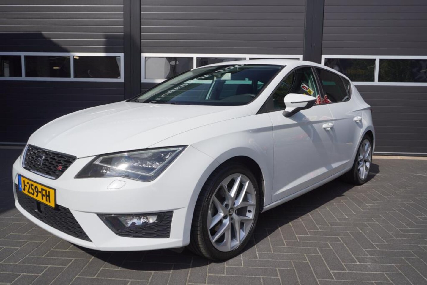 Seat Leon - 1.4 TSI FR Business Airco/Navi/CC/Park.sensoren/Verwamde voorstoelen - AutoWereld.nl