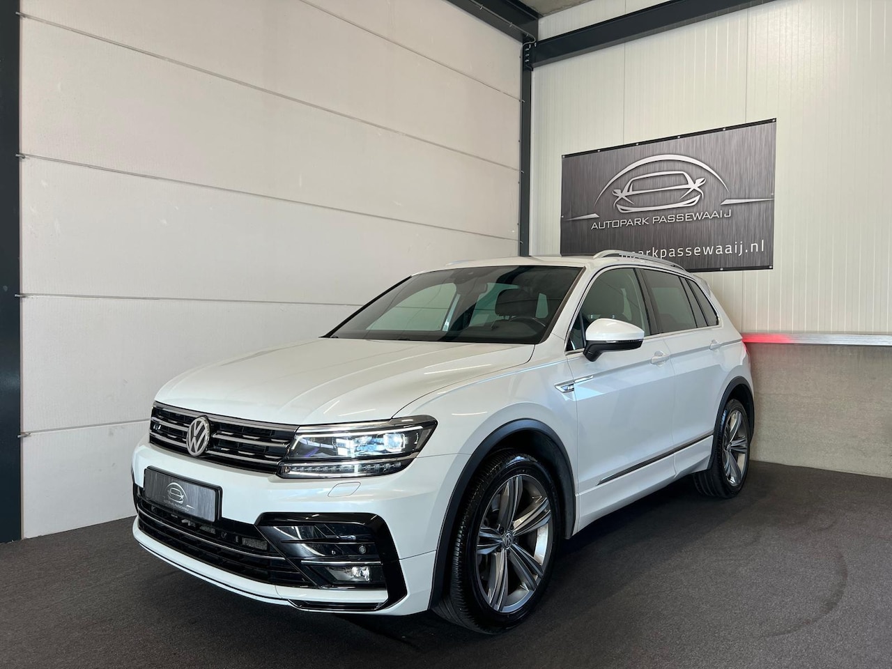 Volkswagen Tiguan - 2.0 TSI 4Motion 3X R-Line Pano, ACC, Virtual Cockpit, Stoelverwarming, Apple Carplay, Lane - AutoWereld.nl