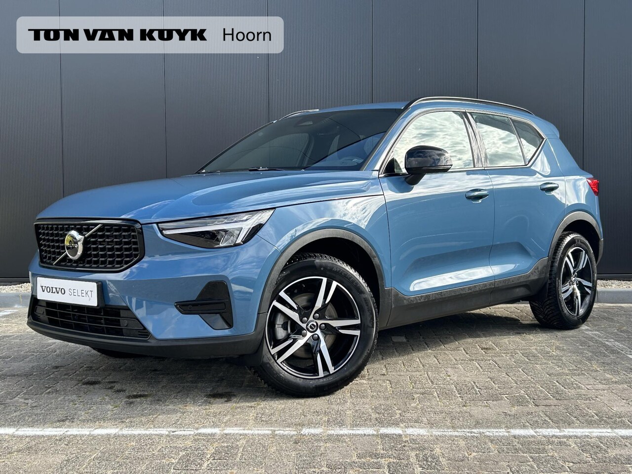 Volvo XC40 - 2.0 B4 Plus Dark / Elektrische stoelen / Elektrische trekhaak / Camera / Harman Kardon / - AutoWereld.nl