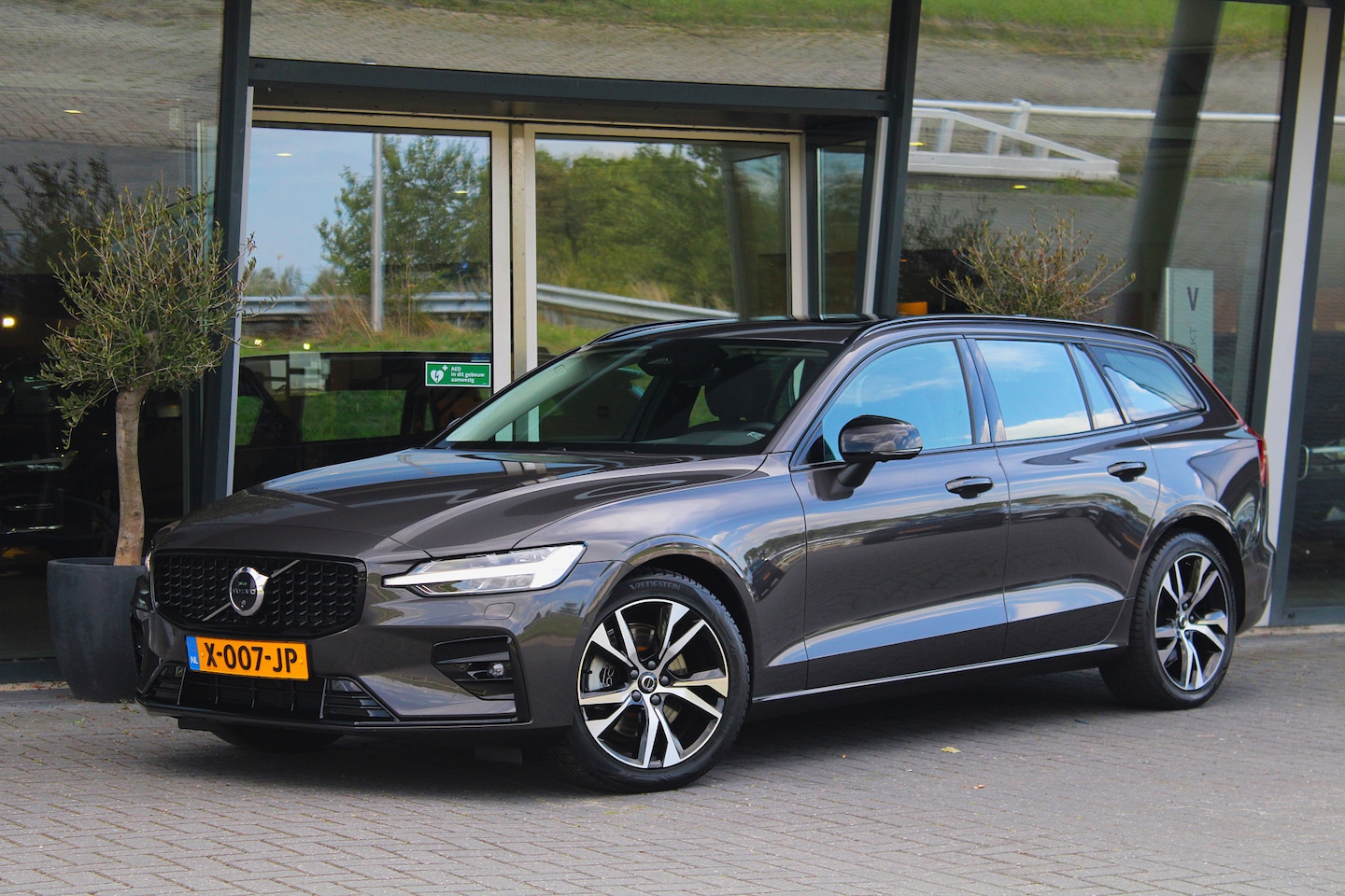 Volvo V60 - 2.0 B3 Plus Dark l Harman/Kardon l Panoramdak l 360° Camera l Adaptive Cruise l Lighting-p - AutoWereld.nl