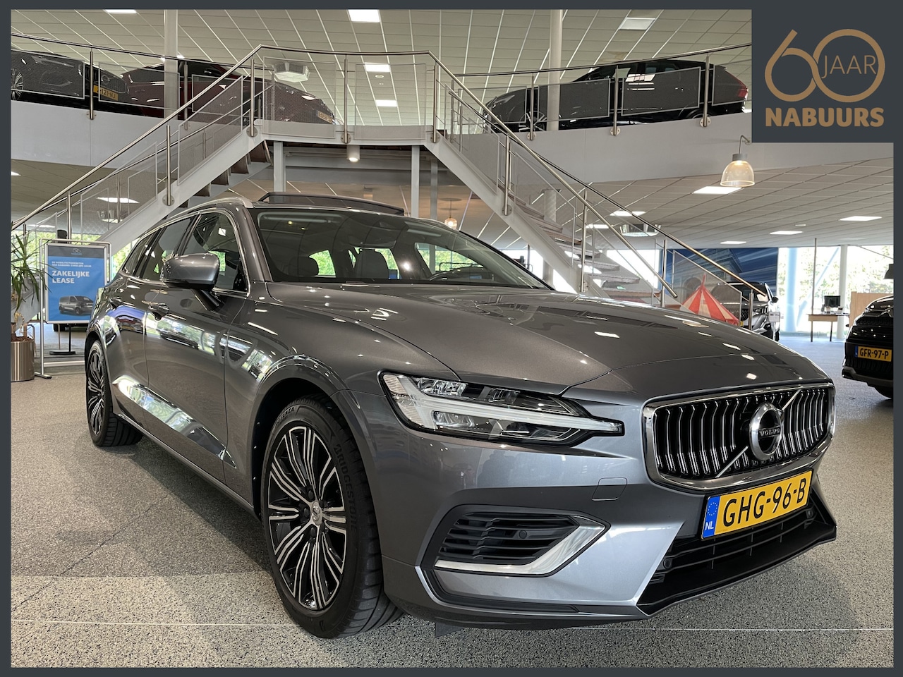 Volvo V60 - 2.0 T8 AWD Inscription, Trekhaak, Pano, H&K - AutoWereld.nl