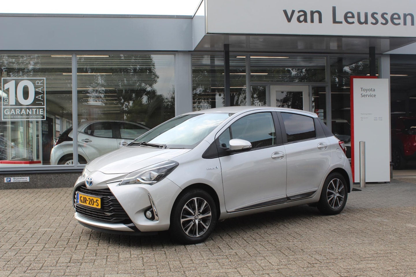 Toyota Yaris - 1.5 HYBRID Y20 DAB NAVI KEYLESS CRUISE CAMERA PRIVACY GLASS BLUETOOTH EL-SPIEGELS & RAMEN - AutoWereld.nl