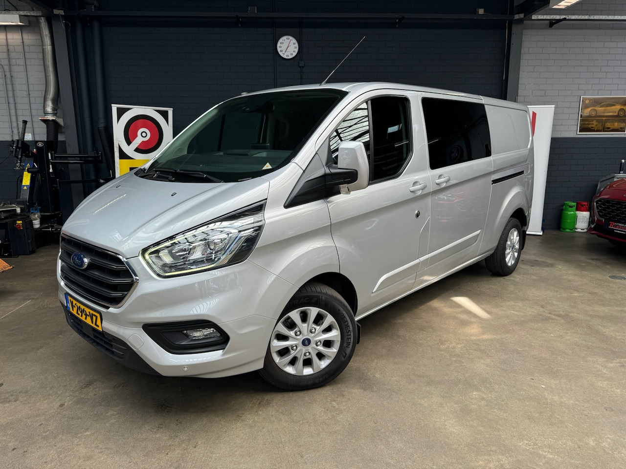 Ford Transit Custom - 320 2.0 TDCI L2H1 Limited DC 320 2.0 TDCI L2H1 Limited DC 170pk,Camera A,Cruise Contr,Apple carpl,Navi,Stoelverw,Airco, - AutoWereld.nl