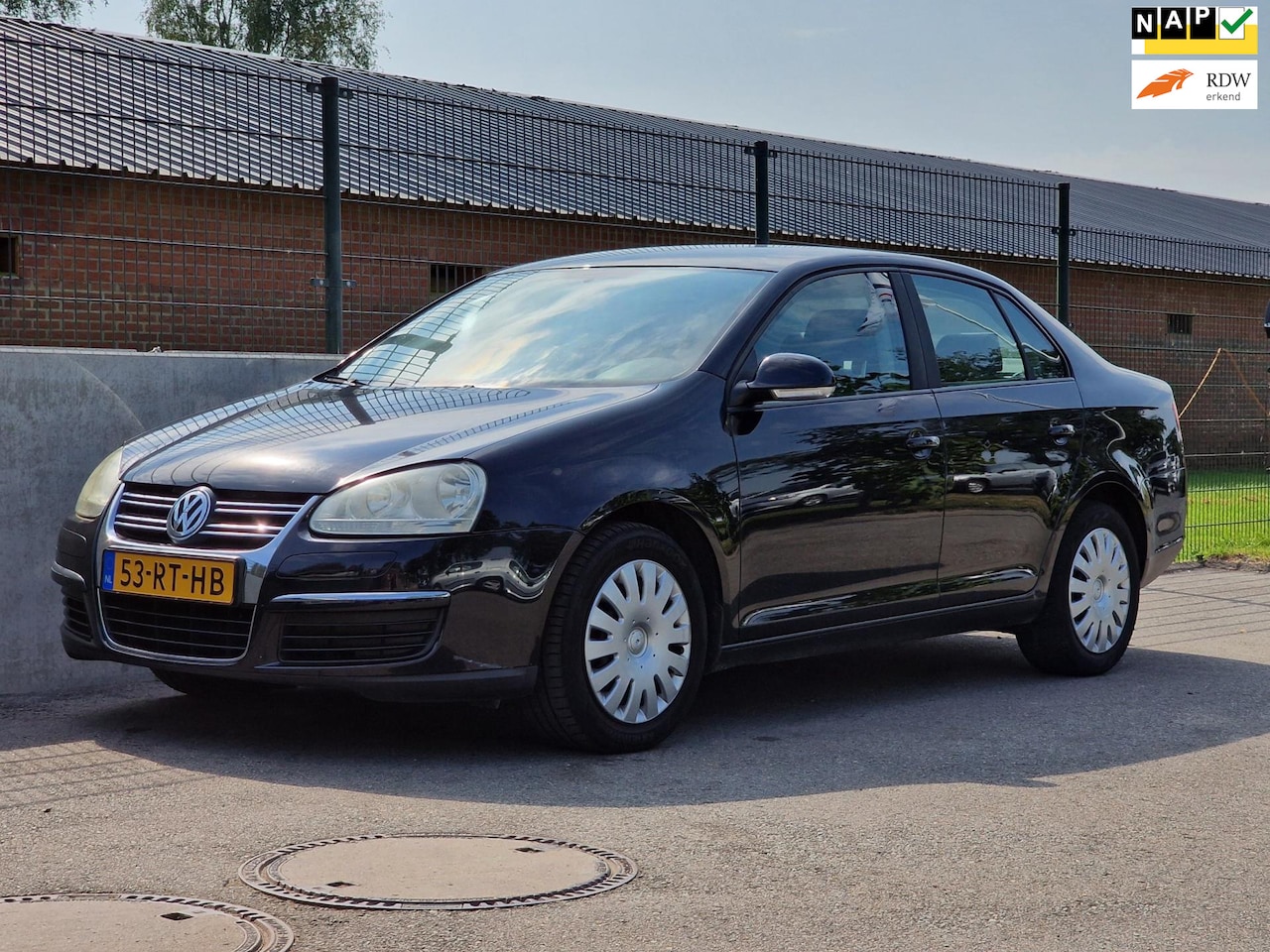 Volkswagen Jetta - 1.6 Trendline 1.6 Trendline (Lage NAP km stand / Airco / Cruise / Trekhaak / APK 5-1-2025) - AutoWereld.nl