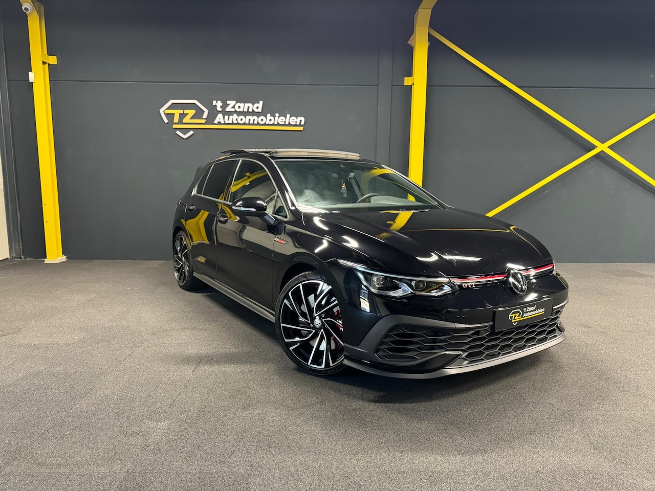 Volkswagen Golf - 2.0 TSI GTI | Clubsport | Pano | DSG | Lane Assist | Camera | ACC | Lage KM | - AutoWereld.nl