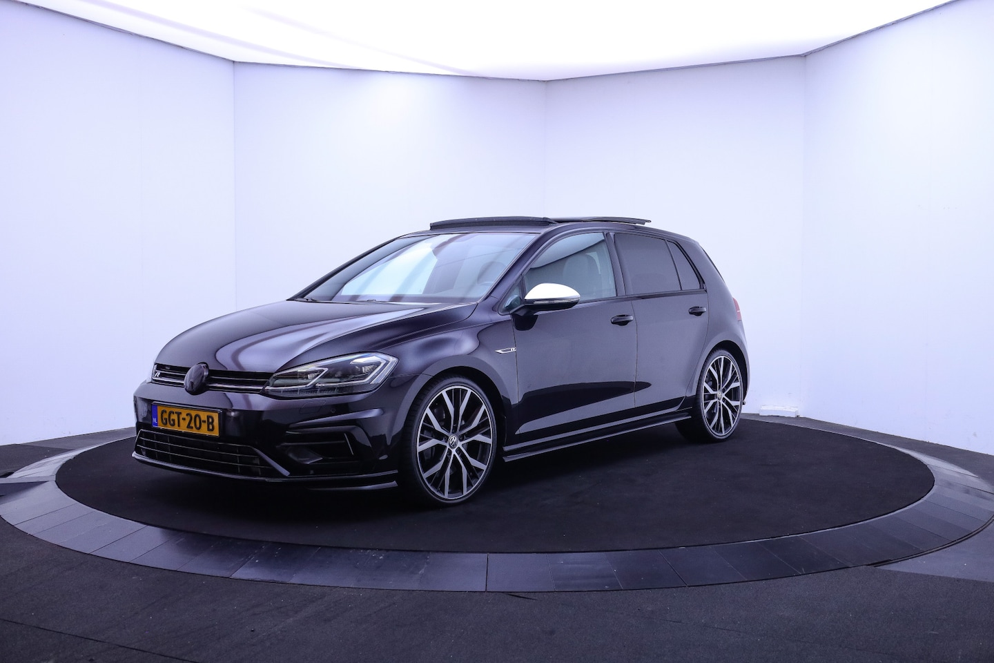 Volkswagen Golf - 2.0T 310Pk Dsg R 4Motion PANO/LEDER/CAMERA/CARPLAY/ACC/BLINDSPOT/NAVI/STOELVERW./AMBIANCE - AutoWereld.nl