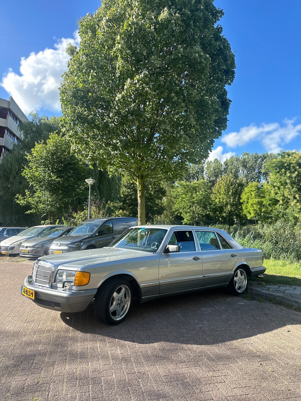 Mercedes-Benz S-klasse - 560 SEL Welkom in de wereld van luxe en stijl met deze exclusieve Mercedes Benz 560SEL. Deze zeldz - AutoWereld.nl