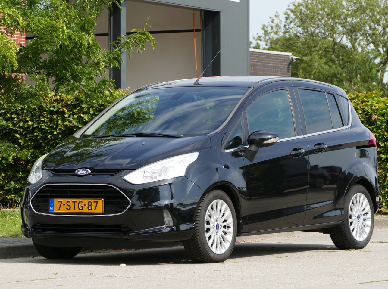 Ford B-Max - 1.0 EcoBoost Titanium | navigatie | all-season-banden | trekhaak | nieuwe distributieriem - AutoWereld.nl