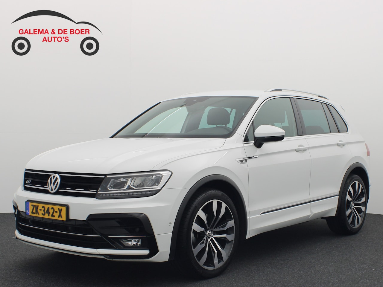 Volkswagen Tiguan - 1.5 TSI ACT Highline Business R AUTOMAAT / R-LINE INTERIEUR / CAMERA / KEYLESS / VIRTUAL / - AutoWereld.nl