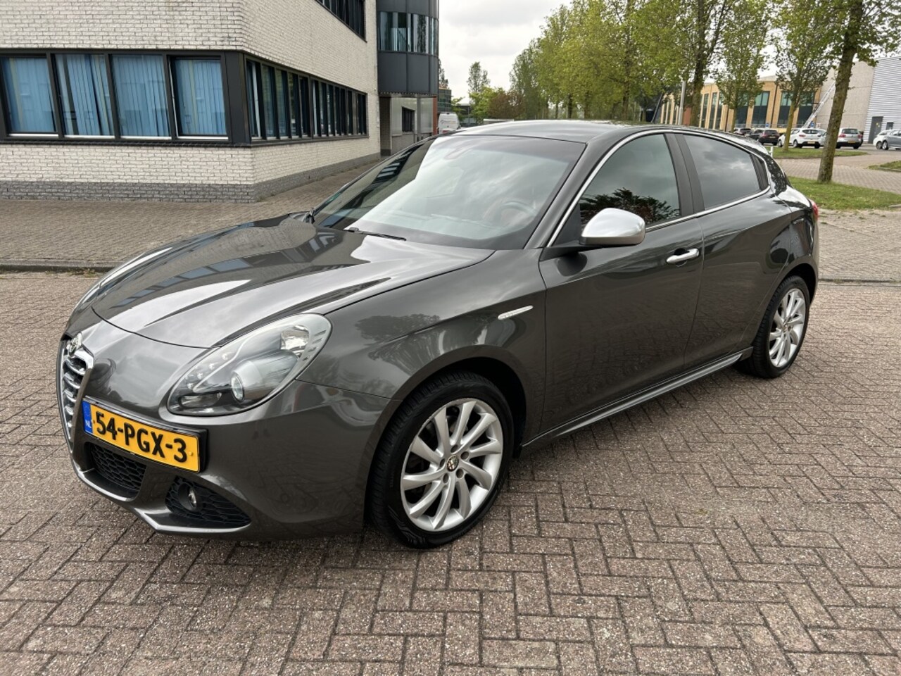 Alfa Romeo Giulietta - 1.4 T Distinctive 170PK NAVI/LEER/PDC/CLIMA/NAP! - AutoWereld.nl