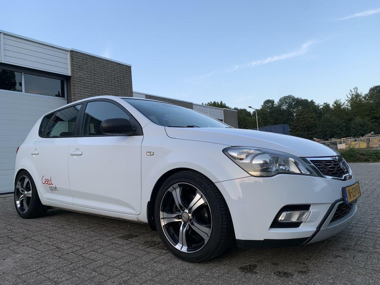 Kia Cee'd - 1.4 CVVT Sport Facelift 5DR Airco LM velgen Elektrisch ramen - AutoWereld.nl