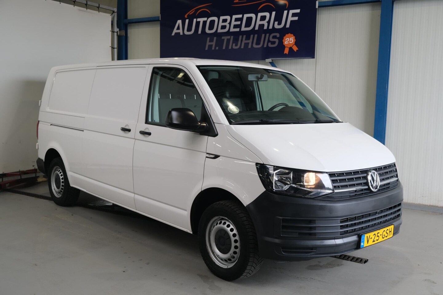 Volkswagen Transporter - 2.0 TSI L2H1 Benzine - 2x schuifdeur, Airco, Crusie, PDC, Standkachel, Trekhaak. - AutoWereld.nl