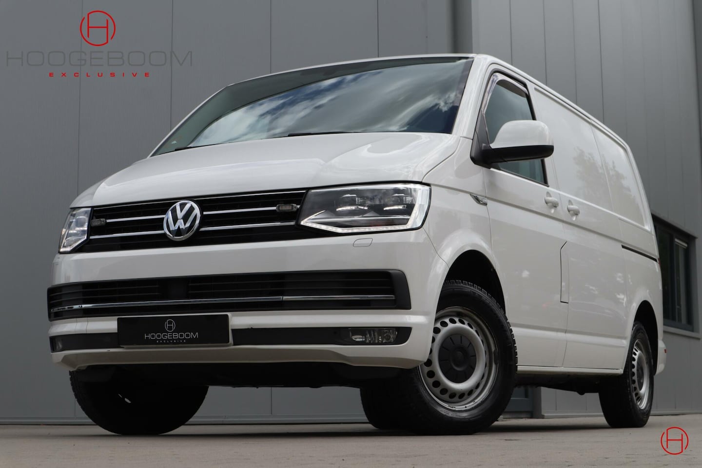 Volkswagen Transporter - 2.0 TDI L1H1 150 PK Highline / DSG automaat / Leder / Camera / 2x schuifdeur - AutoWereld.nl