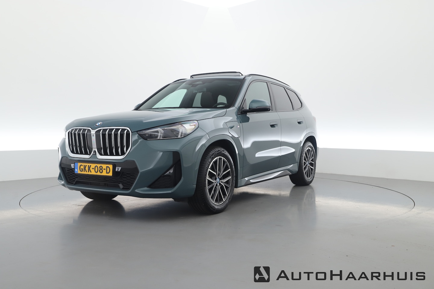 BMW X1 - xDrive30e M Sportpakket | Pano | HUD | Keyless | Stoel- Stuurverw. | Elek. Trekhaak - AutoWereld.nl